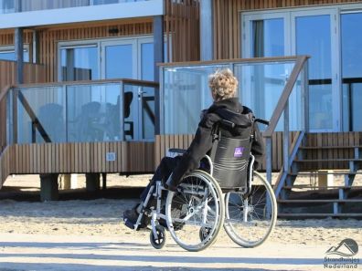 rolstoel strandhuisjes Hoek van Holland