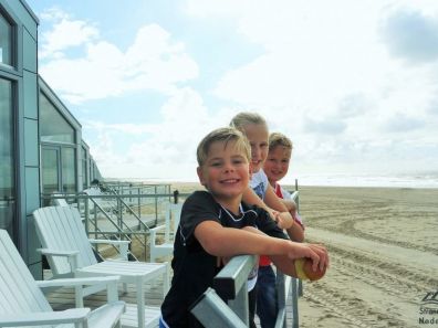 Kinderen op strandterras strandhuisje Julianadorp