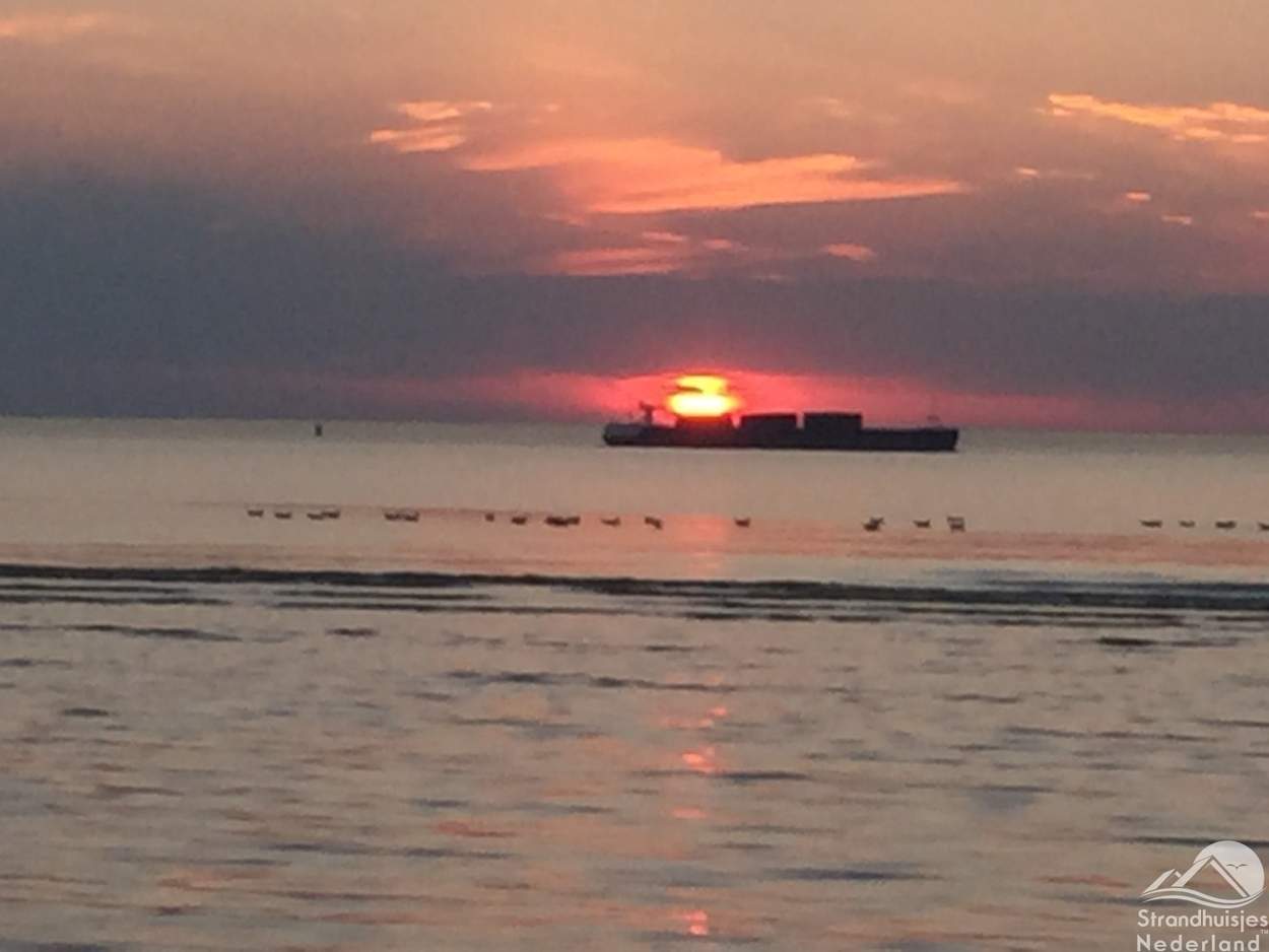 Boot-zonsondergang-strand-Nieuwvliet